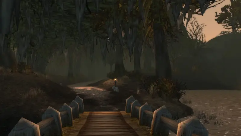 Ein Holzsteg führt durch die nebligen Düstermarschen im klassischen Azeroth