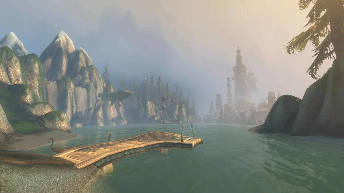Ein See mit Holzsteg vor Felsen und Türmen im Nebel auf der Insel Zephras